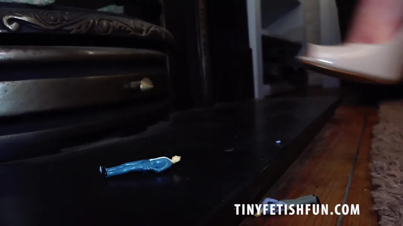 Tinyfetishfun – Giantess Bonnie Bellotti Is In Charge As She Towers Over The Collection Of Tiny