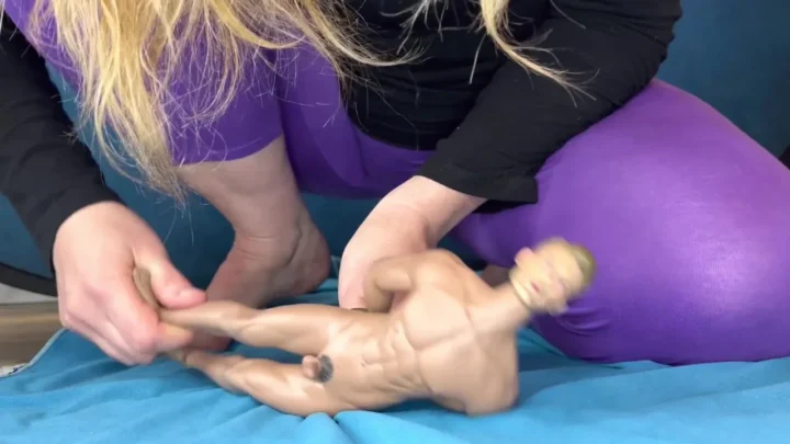 Brianna Kelly – Giantess Caught A Rodent Man