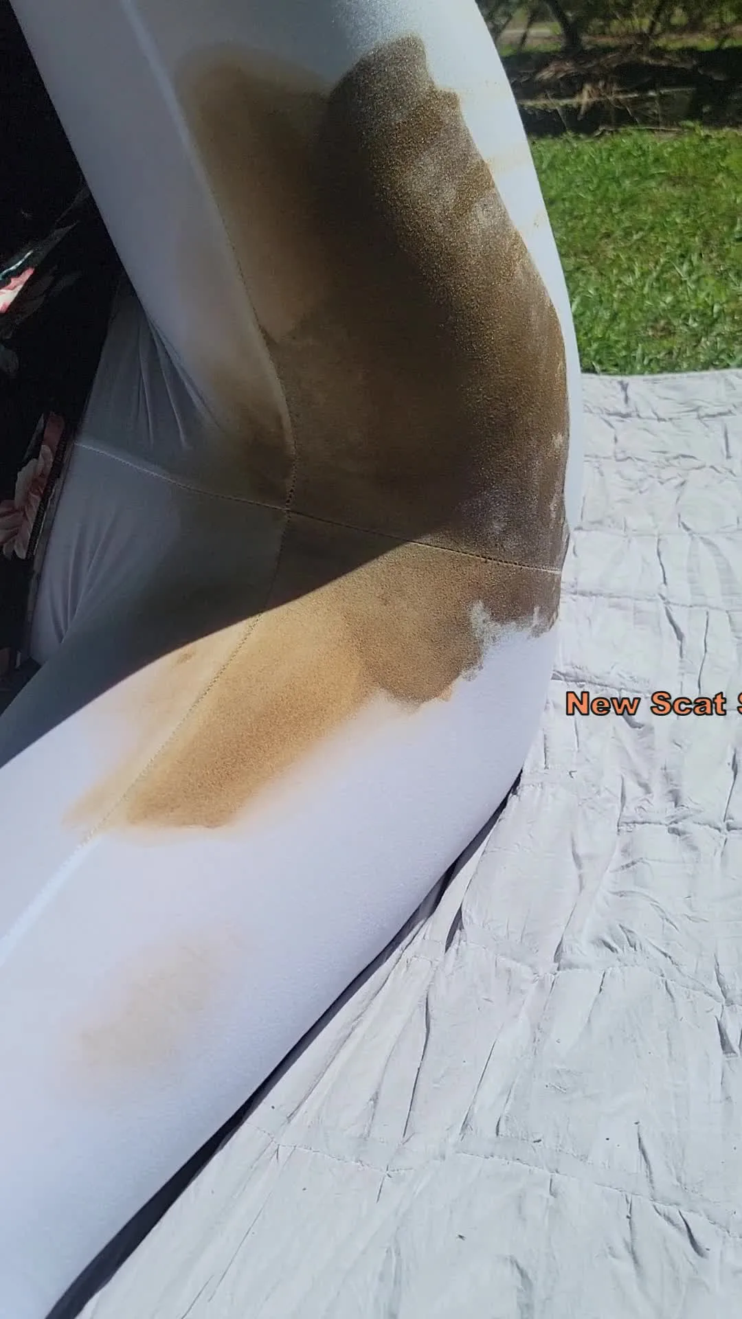 Messylexi – Huge mess in white leggings at the park MP4 / 4K