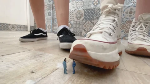 GIANTESS CRUSHING BUSINESSMEN