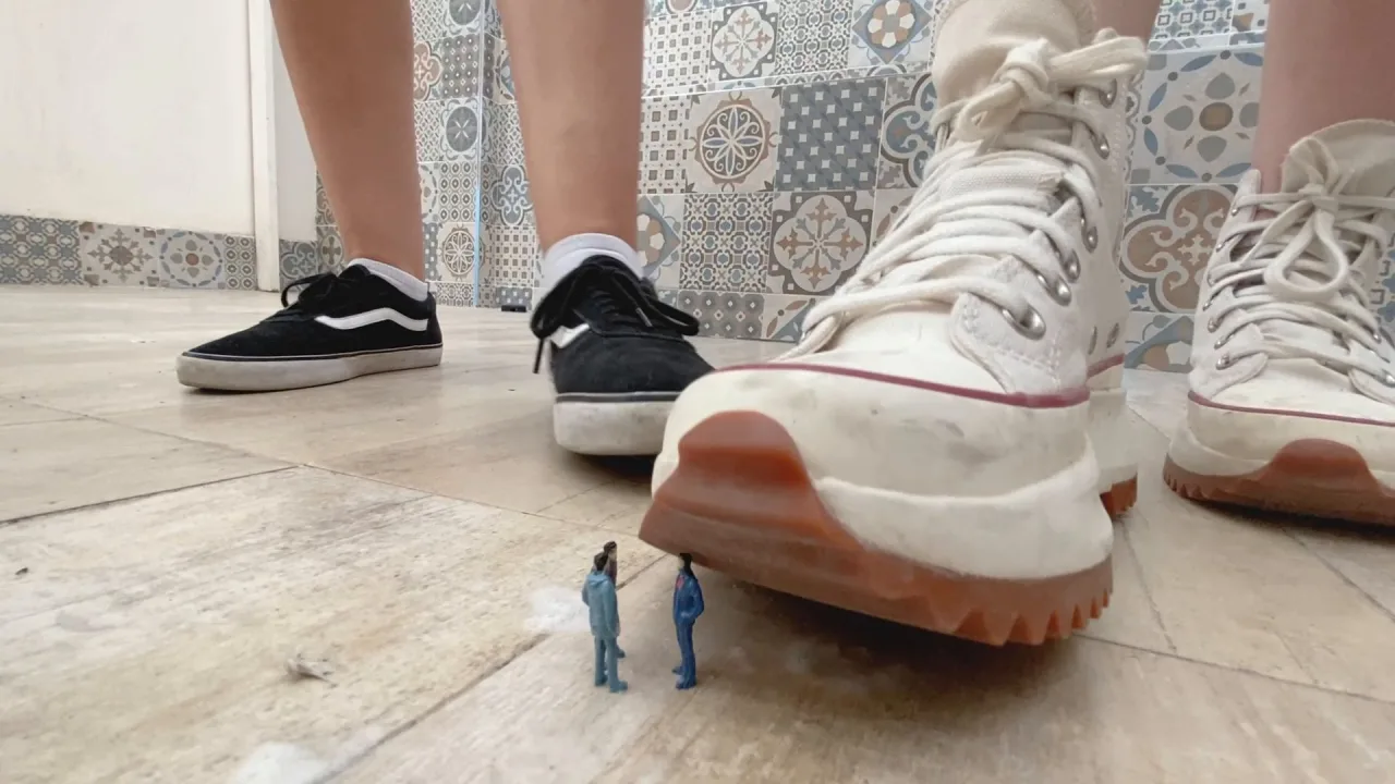 GIANTESS CRUSHING BUSINESSMEN