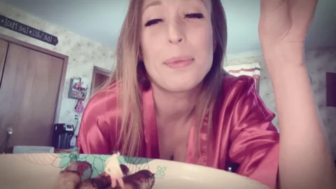 QueenMotherSoles – Mommy Giantess Eats Tiny Son Breakfast