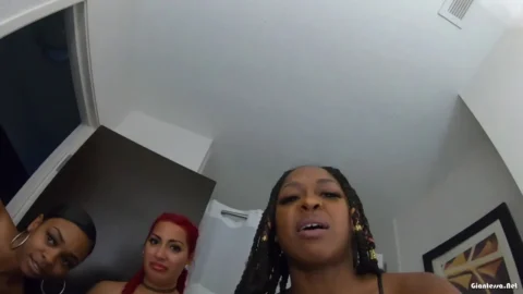 The Queendom – Checking out of Hotel Giantess