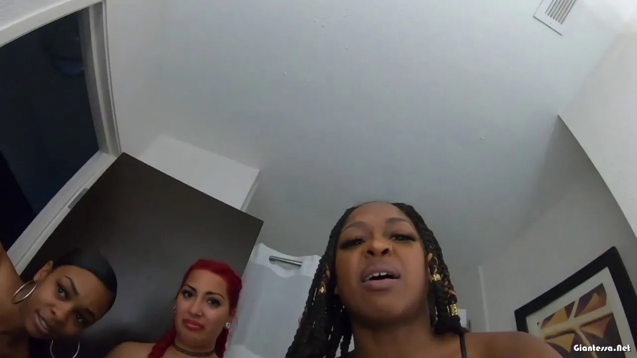The Queendom – Checking out of Hotel Giantess