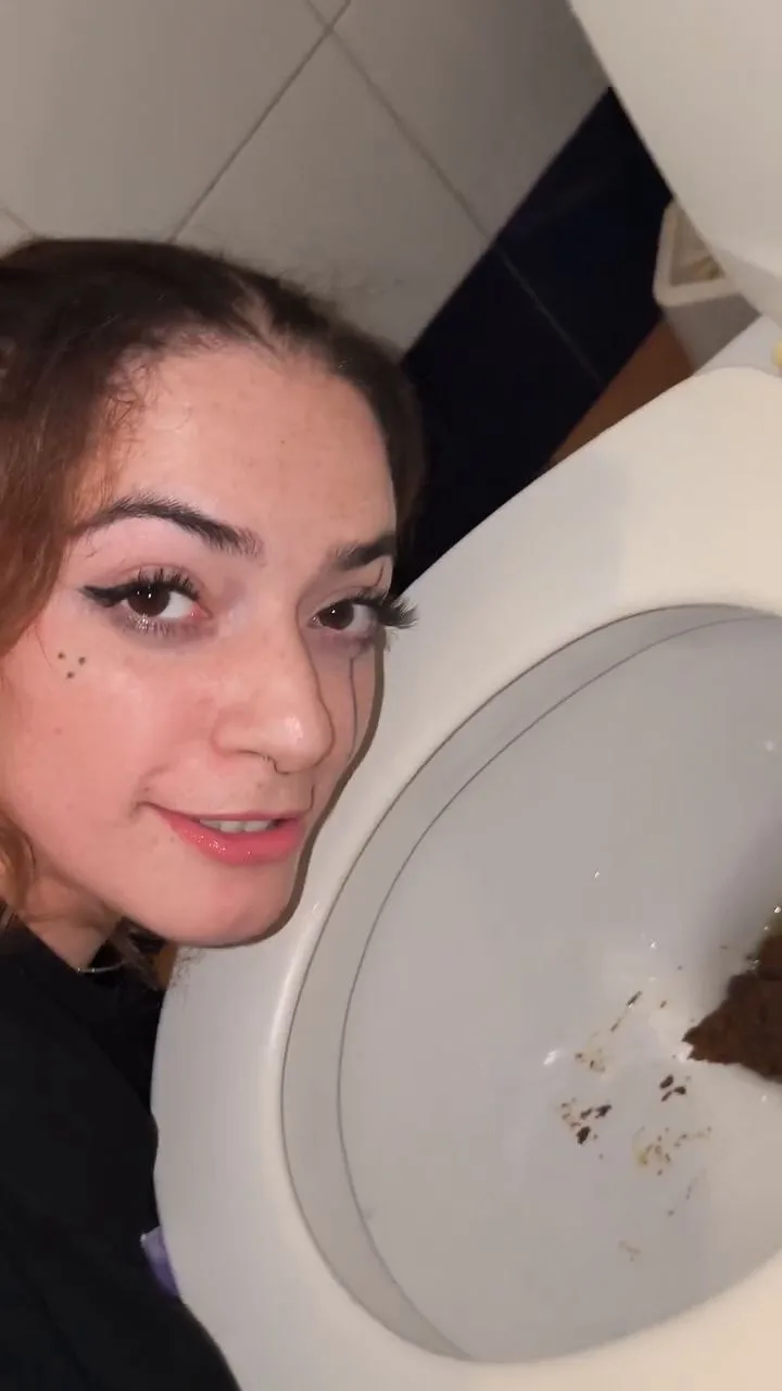 Malafalda – Licking toilet