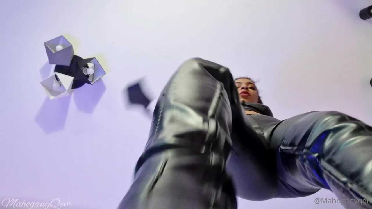 MahoganyQen – Tiny Bug, Better Becarefull If You Wish To Get Closer To Your Giantess Goddess