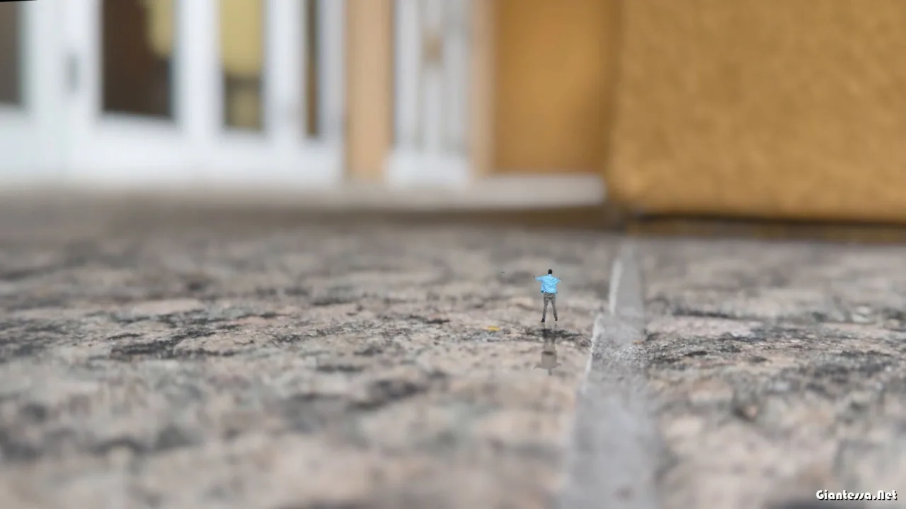 WorldUnseenFilms – Tinies In The Lobby