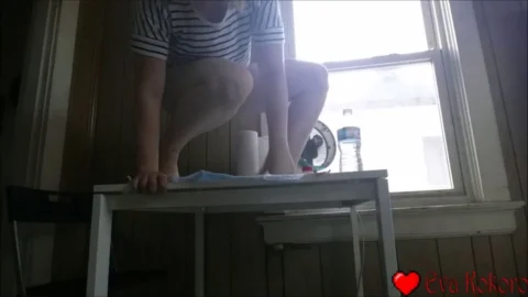 evakokoro – Desperate pee on kitchen table