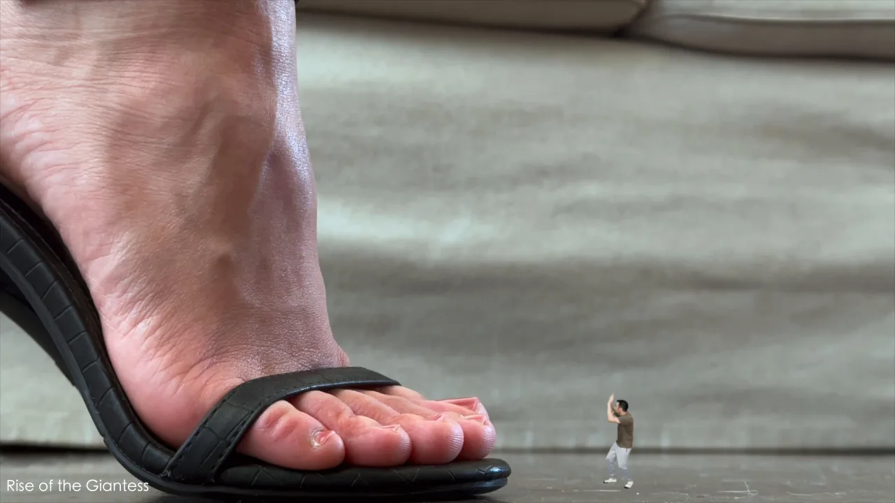 RISE OF THE GIANTESS – I trapped a tiny man