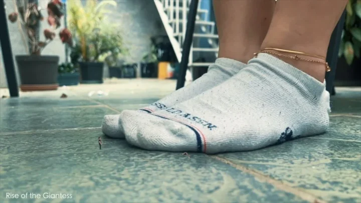 Rise of the Giantess – Gross, there are bugs everywhere!