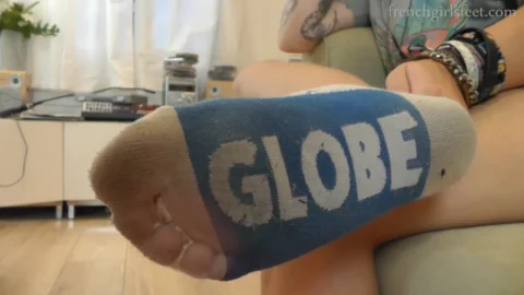 French Girls Feet – Hanna Tiny slaves cant survive under her stinky feet