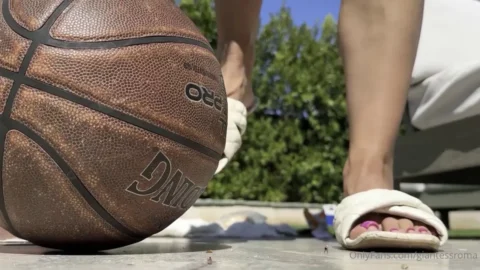 Giantess Ave – Giantess Roma Little Town Bash