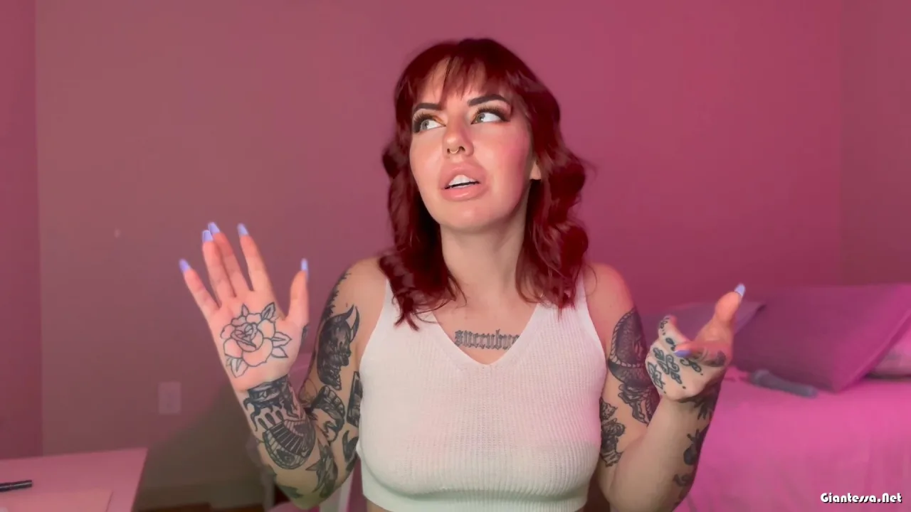 Scarlett Cummings – Desk Rodent Scarlett Cummings Finds Tiny Man During Live Stream and Eats Him