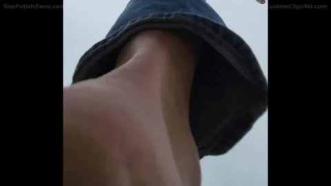 Giantess Keri foot show