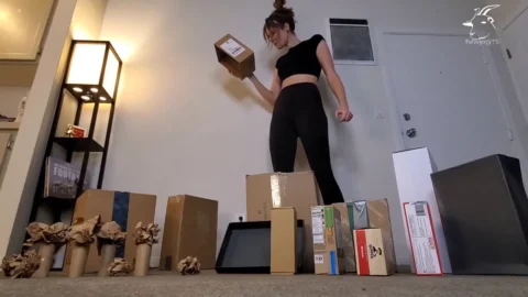 Foragers Giantess – 9.8 Megan Uses Her 6ft Frame On A City
