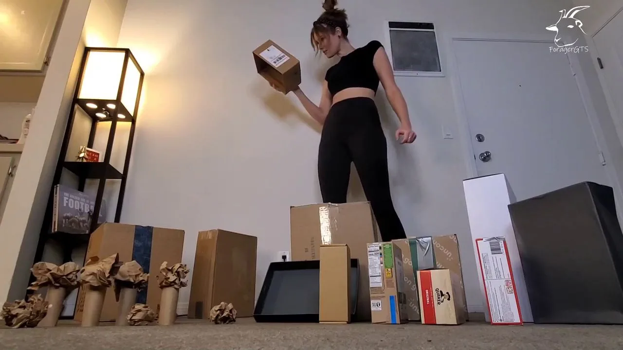 Foragers Giantess – 9.8 Megan Uses Her 6ft Frame On A City