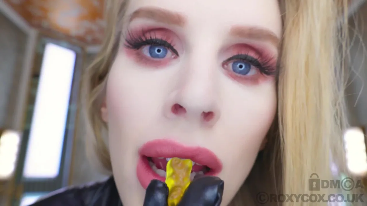 Roxy Cox – Greedy Vore Giantess Chews Little Man