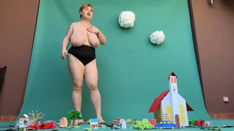 RoxanneMiller – Giantess Roxanne Eats Townsville