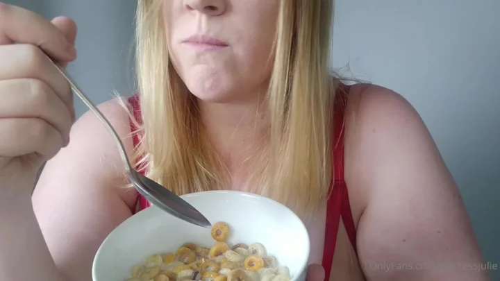 Julie Bliss – Love Finding Tinies Swimming With My Cereal – Watch What Happens