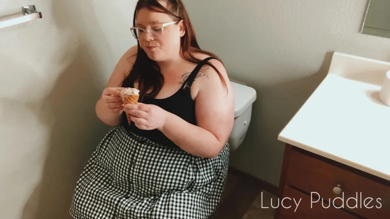 LucyPuddles – Ice Cream Cone on the Throne MP4 / FullHD 1080p