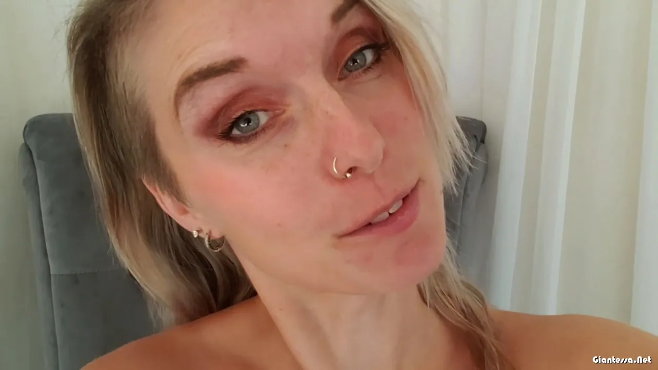 Lexi Snow – Giantess Stuffs And Swallows Tinies