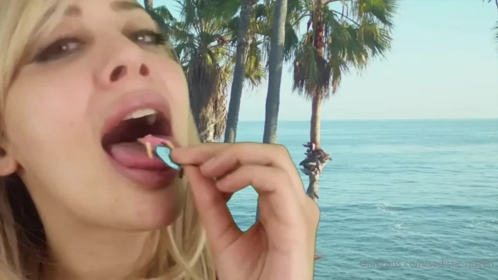 Sadistic Queen – Chomped On By My BIG Teeth