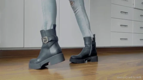 Rise Of The Giantess – Mis Zapatos Favoritos