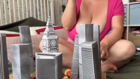 RoxanneMiller – Giantess gulps and burps a city