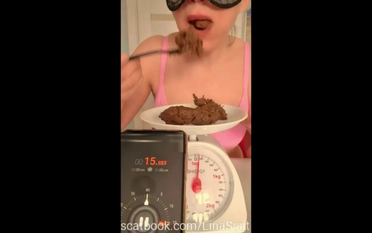 Scat Lina – High speed shit eating