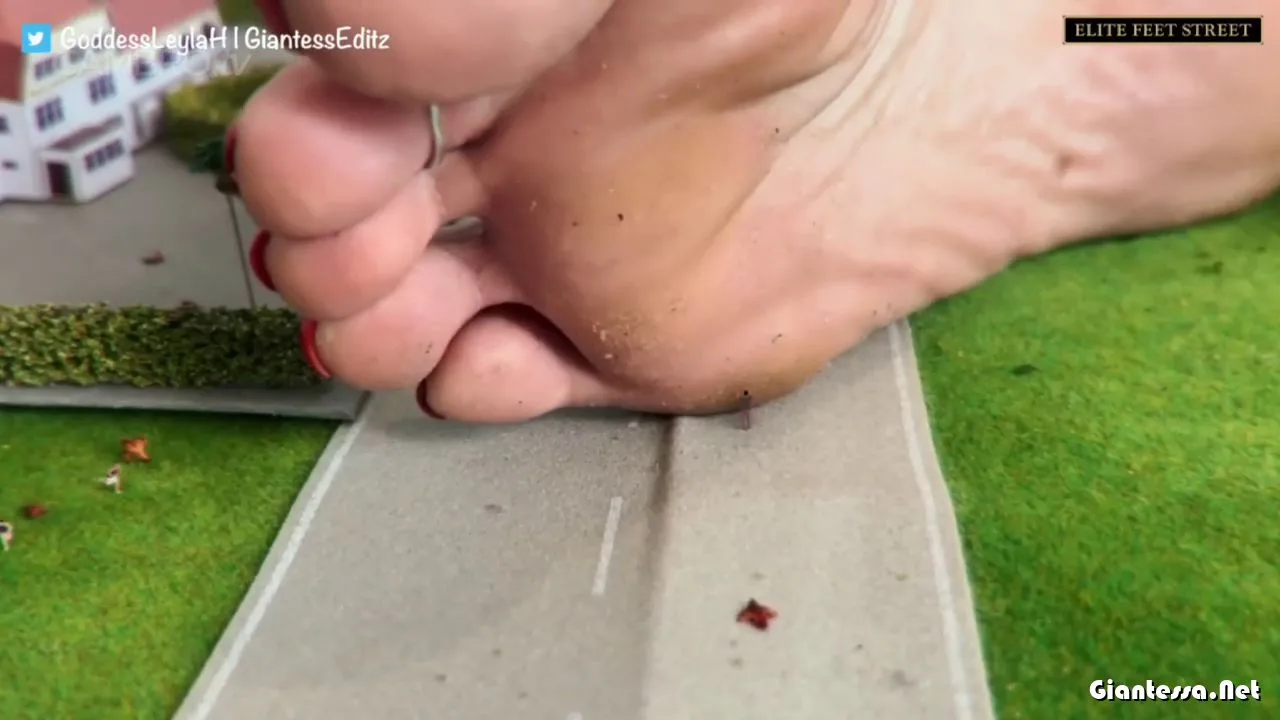 Giantess EditZ – Giantess Leyla Attack Of The 50ft Woman Part 1