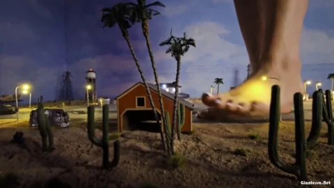 Strength GTS Dioramas – GIantess Girl Crushes the city