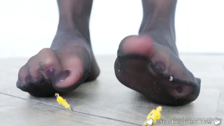 Cali Logan Cust Giantess