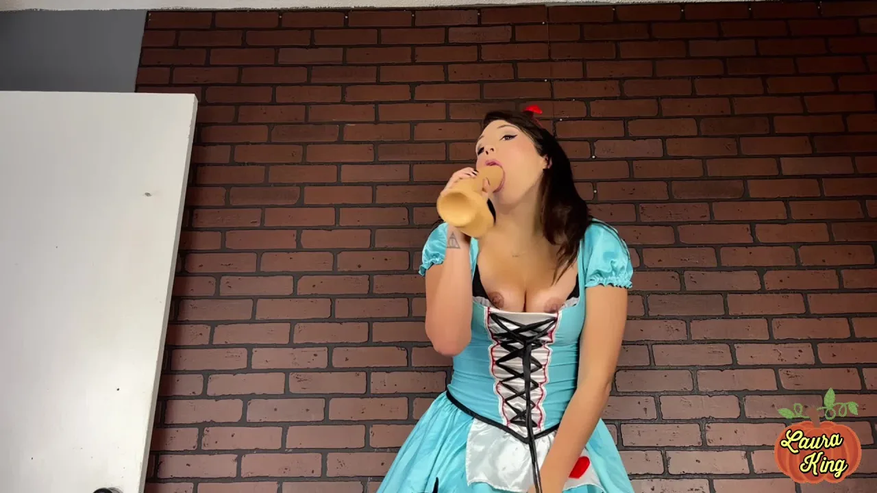 LauraKing – Giantess Alice and the Mad Fapper Game