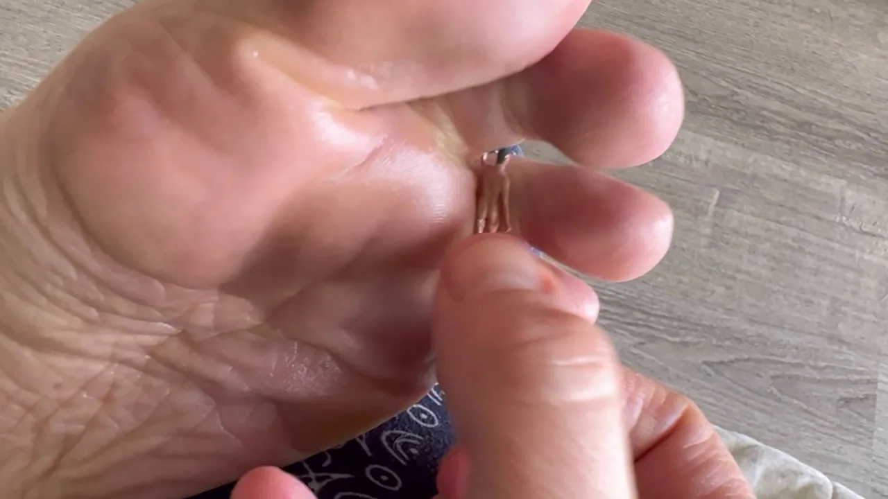 Brianna Kelly – Tiny Foot Cleaner