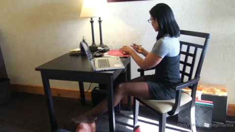 Goddess Zephy Divine – Shut Up And Smell My Feet, Loser – Foot Fetish