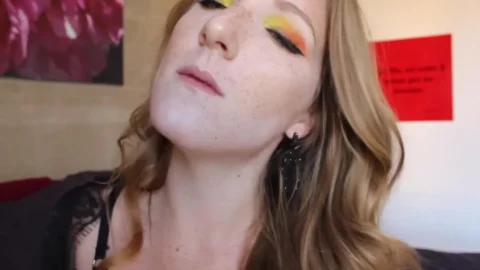 Giantess Finds Littles In Her House